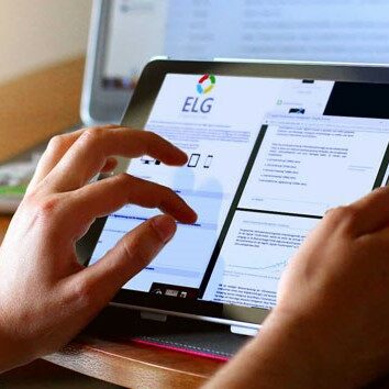 Lernplattform_ELG_Online-Campus_LMS-min Person verwendet Tablet mit Lernplattform