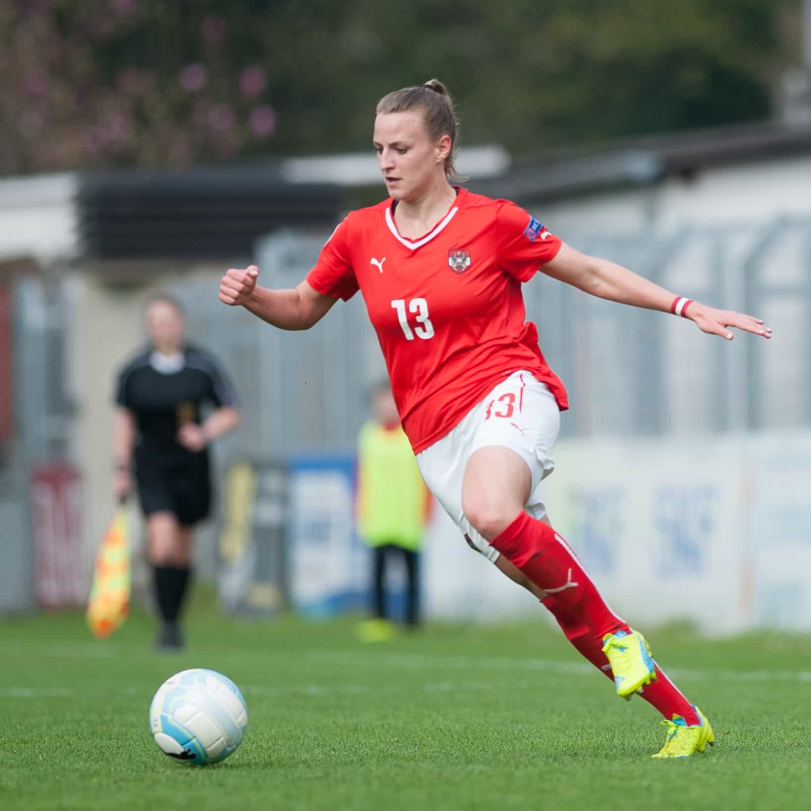 Studentin und Fußballerin Virgina Kirchberger beim Fußballspielen