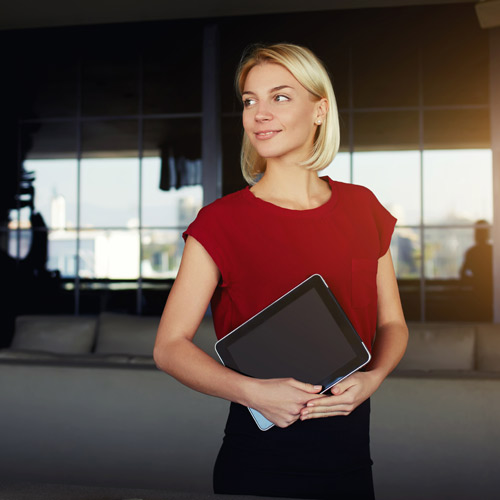 Frau mit roter Bluse und Tablet