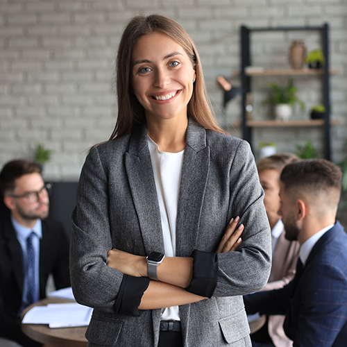 Frau mit grauem Blazer
