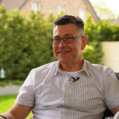 stefan-bild-website1 Mann sitzt im Garten
