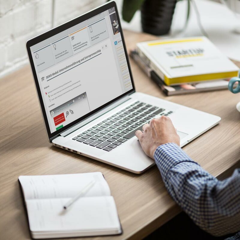 Mann verwendet Lernplattform am Laptop Mann verwendet Lernplattform am Laptop