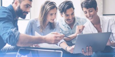 Gruppe laechelnder Personen mit Tablet