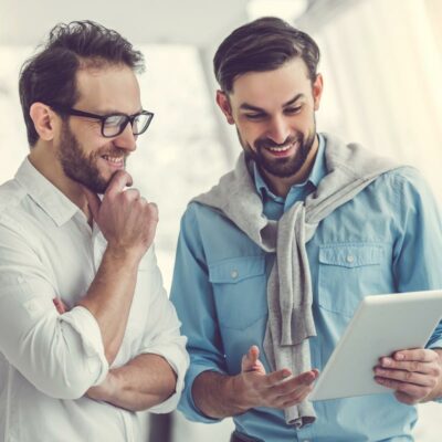 MBA Customer Relationship Management Zwei Männer im Büro unterhalten sich