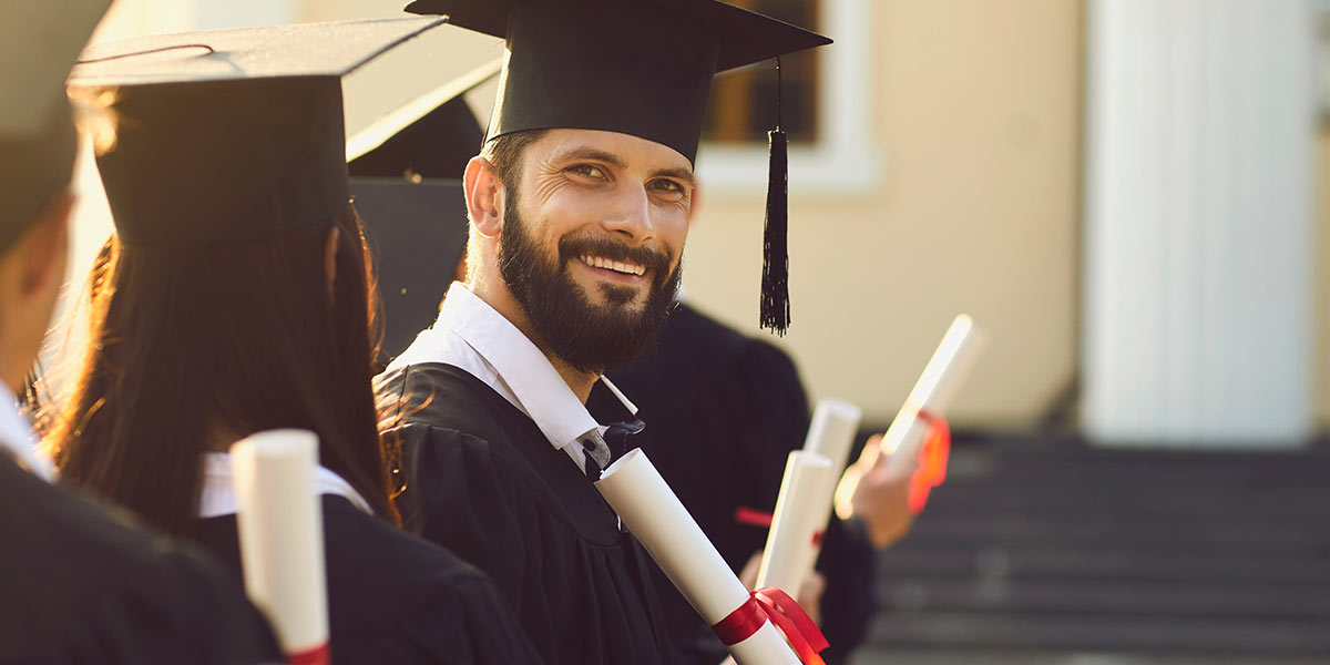 Schnappschuss eines Masterabsolventen bei der Graduierungsfeier