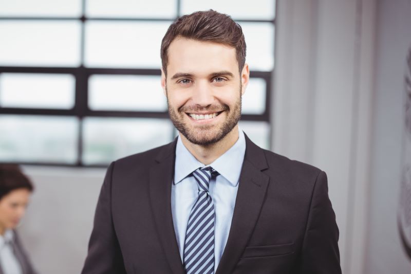 MBA_DH_Supply Chain Management_Mobile MBA-Student im Supply Chain Management präsentiert sich souverän mit Fokus auf globale Unternehmensprozesse