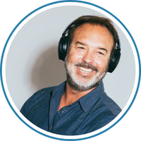 Berufstätiger Mann bildet sich im Bereich künstliche Intelligenz weiter.