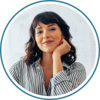 Dunkelhaarige Frau bildet sich im Bereich KI weiter.