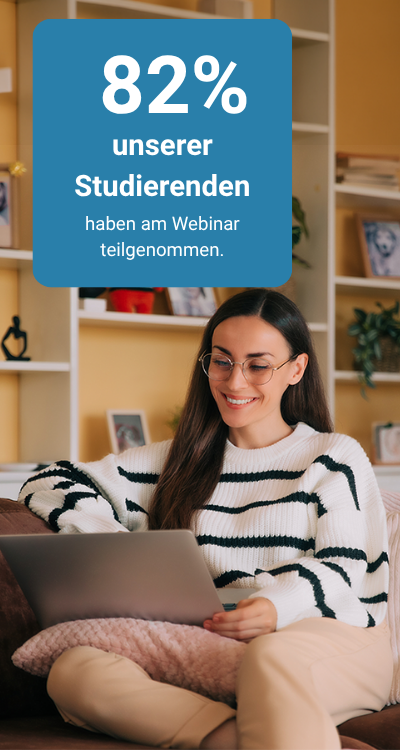 Webinar Sideimg Junge Frau nimmt auf Laptop am Info-Webinar teil