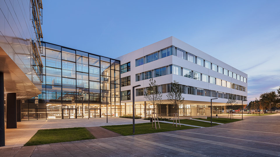 Campus-USTP-Hochschule-web Aufnahme der Hochschule USTP bei Dämmerung